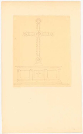 Altar mit großem Kreuz: Vorderansicht des Kastenaltars mit reich ornamentiertem Kreuzaufsatz