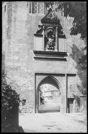 Bautzen. Eingang zum Schloss Ortenburg, Mathias-Denkmal