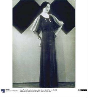Frau in Kleid von Alice Wicht