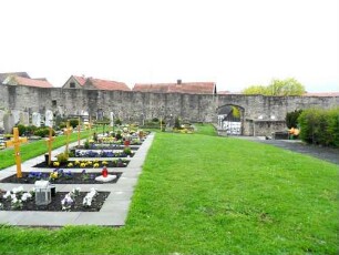 St Michael-Kirchhof nach Süden mit Kirchhofmauer im Verlauf sowie Torbogen