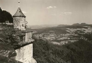 Sächsische Schweiz. Blick vom Königstein nach Osten mit Kleinhennersdorfer Stein, Papststein und Gohrisch