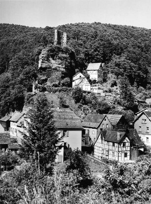 Esthal-Erfenstein. Ortsteilansicht mit Burg Spangenberg (1201/1400)