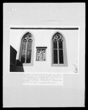 Strahlenkranzmadonna auf der Mondsichel, gerahmt von den Heiligen Jakobus und Johannes Evangelist