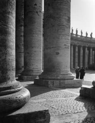 Vatikan. Kolonnaden (1656-1667; G. L. Bernini). Nördlicher Flügel