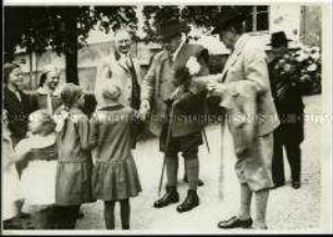 Kinder gratulieren Paul von Hindenburg in seinem Urlaubsort Dietramszell zum 83. Geburtstag