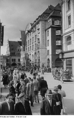 Blick in die Grimmaische Straße mit dem Messehaus "Handelshof" und dem Alten Rathaus im Hintergrund