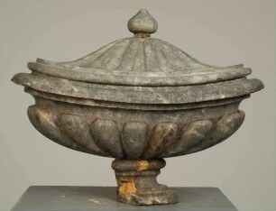 Bootförmige Vase