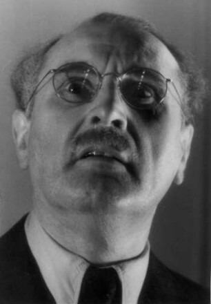 Der Schauspieler Willy Maertens (1893-1967) in der Rolle des Professor Mamlock im gleichnamigen Stück 1946 im Thalia Theater Hamburg