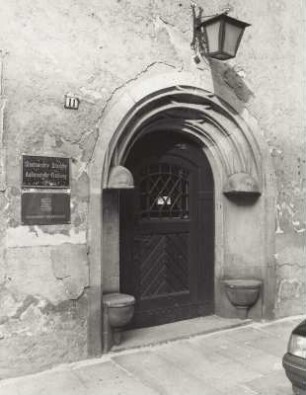 Sitznischenportal : Freiberg (Sachsen), Kirchgasse 11, Sitznischenportal des ehemaligen Oberbergamtes