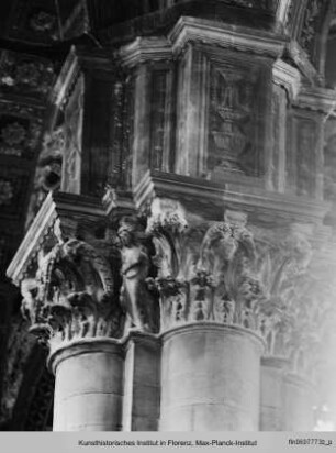 Pfeilerkapitell mit Akanthusornamenten und Standfiguren