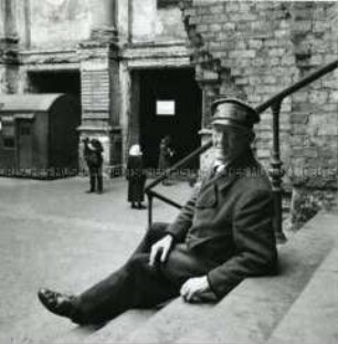 Anhalter Bahnhof, Dienstmann auf der Treppe zum Bahnsteig
