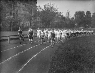 Dresden. Schüler auf einer Aschenbahn beim Laufen im Sportunterricht, wohl auf dem Sportplatz Lennéstraße, Ecke Johann-Georgen-Allee