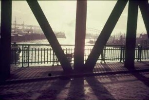 Reisefotos. Blick von einer Brücke auf einen Hafen (vielleicht in Skandinavien)