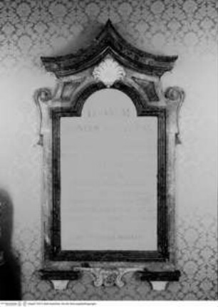 Inschrift mit barocker Rahmung