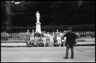Killarney: Fotograf vor Reisegesellschaft und Hintergrund Patrick, Platz am Patrick Denkmal