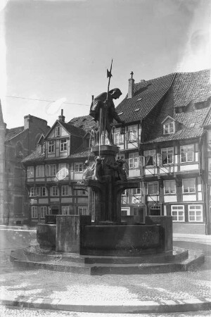 Hildesheim, Katzenbrunnen : Hildesheim, Neustädter Markt. Katzenbrunnen (1913; Ferdinand Seeboeck). Bronze, Dolomit