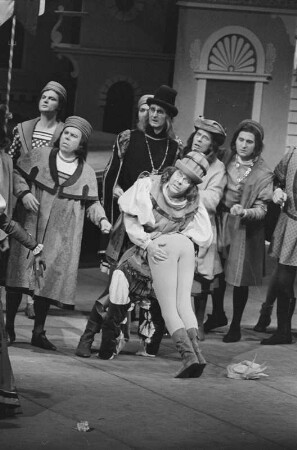 Szenenbilder aus "Boccaccio", Operette in drei Akten von Franz von Suppé mit Libretto von Camillo Walzel und Richard Genée. Komische Oper Berlin, 13.04.1973