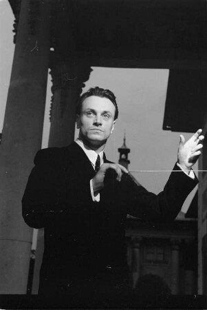 Serenade in Pillnitz (Reportage) mit Kurt Masur, 10. Juli 1955 : Serenade im Hof von Schloß Pillnitz. Konzert der Dresdner Philharmonie unter Leitung von Kurt Masur, Porträt Masur