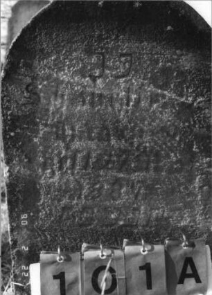 Grabstein 101 (Index: 100116269) Material: Sandstein Zustand: stark verwittert mit fast völligem Textverlust Maße HxBxT: 80x42x15 cm Beschreibung: Stele mit Rundbogenabschluß: Grabstein 101A