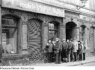 Warteschlange vor einem Fachgeschäft "mobile PKW-Bereifung"