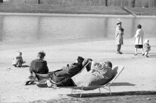Frühes Sonnenbad im Rheinstrandbad Rappenwört.