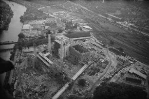 Luftaufnahme, Blick von Nord-Osten auf das Müllheizkraftwerk Ruhlebe und das Kraftwerk Unterspree. Berlin-Spandau, Sophienwerderweg