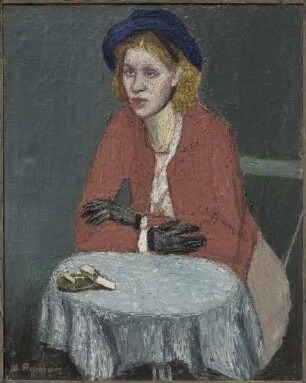 Frau mit roter Jacke am runden Tisch