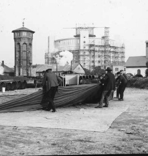 Eine Fahrt im Luftballon : Dresden-Reick. Eine Fahrt im Luftballon. Das Ausbreiten der Ballonhülle. Blick gegen Gasometer
