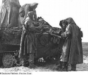 Deutschland . Nationale Volksarmee - Landstreitkräfte. Soldaten in Schutzbekleidung bei der Dekontaminierung eines Kampfpanzers