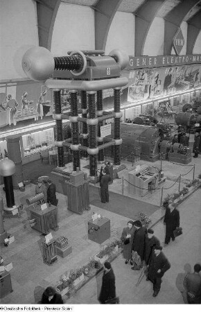 Blick von oben auf die Ausstellungsfläche des Volkseigenen Elektro-Maschinenbaus (VEM)