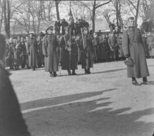 Umzug : Umzug mehrerer Personen in militärischer Kleidung.