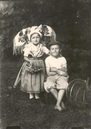 Festtracht der Kinder aus Burg : Kleidung - niedersorbische Tracht. Ort: Bórkowy / Burg-Spreewald. Festtracht der Kinder (gestelltes Foto)