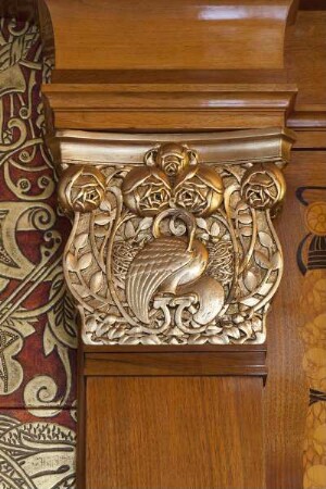 Portal der Nordseite — Kapitell mit Rosen und Reiher