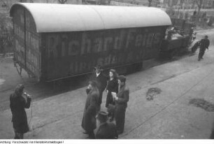 Dresden, Gruna, Falkensteinplatz. Einzug der ersten Mieter, der Familie Voigt, in den wiederaufgebauten Wohnblock, Anwesend u.a. Oberbürgermeister Weidauer, 16. November 1949