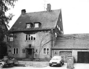Bautzen, Friedrich-Engels-Platz 2. Wohnhaus (um 1935). Straßenansicht mit Garagen