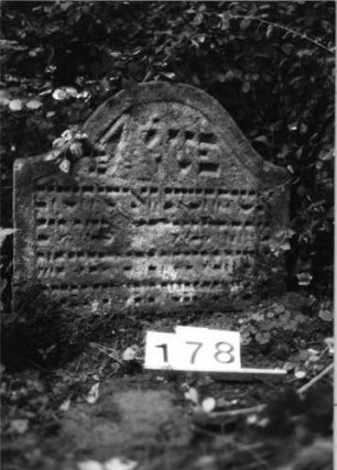 Grabstein 178 (Index: 99803221) Material: sandstein Zustand: verwittert/eingesunken Maße HxBxT: 59x55x9 cm Beschreibung: Stele mit Karniesbogen und profiliertem Rand: Grabstein 178