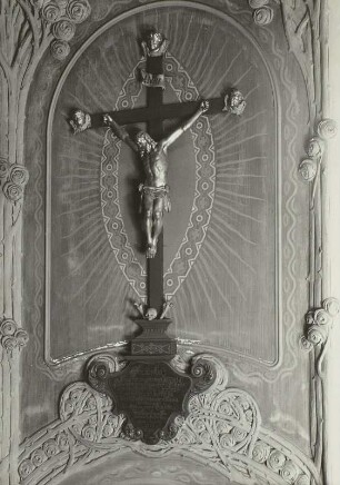 Kruzifix : Dresden-Plauen, Auferstehungskirche, Inneres, Kruzifix am Altarplatz mit Jugendstilranken und gemalter Gloriole