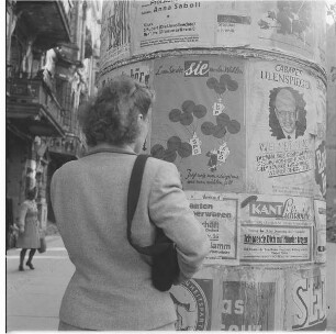 Die ersten Plakate in Berlin 1946 : Berlin. Junge Frau an der Litfaßsäule