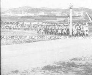 Glasdia von marschierenden Truppen in "Tsingtau"