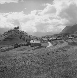 Arzl mit Kalvarienberg : Innsbruck-Arzl, Blick auf Ort und Kalvarienberg