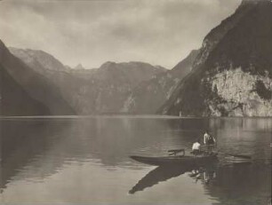 Oberbayern. Königssee. Zwei Männer in Trachten auf einem Ruderboot