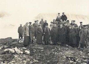 Spitzbergen. Touristen im Magdalenenfjord