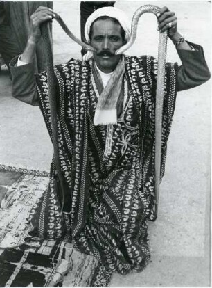 Schlangenbeschwörer in Marrakesch : Eine Schlangebeschwörer auf dem Djemna el Fna in der marokkanischen Stadt Marrakesch.