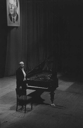 Festveranstaltung zur Eröffnung des Monats der deutsch-polnischen Freundschaft in der Komischen Oper Berlin : Auftritt eines Pianisten