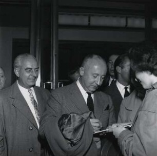 Christian Dior während seiner Ankunft in Berlin Flughafen Tempelhof