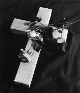 Kreuz mit Rosen