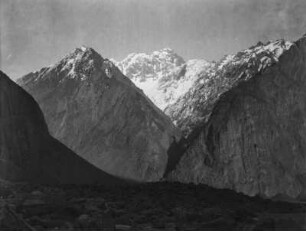 Gebirgszug : Gesteinsmaterial vor einem schneebedeckten Gebirgszug im Tian Shan Hochgebirge