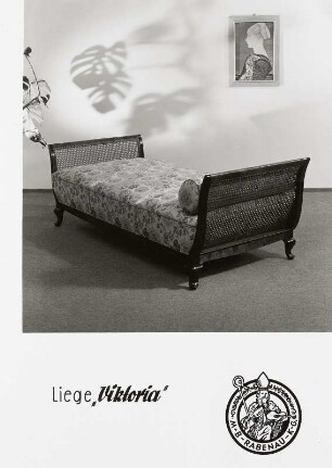 Liege "Viktoria" : Liege "Viktoria" (1964; März & Bischoff) in Ausstellungskoje mit Kunstreproduktion
