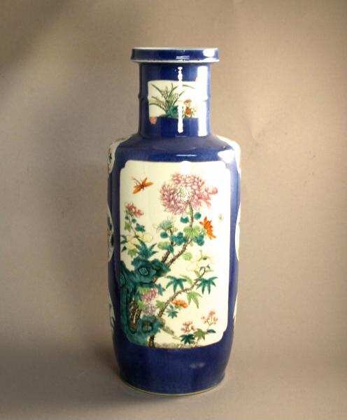 Vase, blau glasiert mit weißen Kartuschen darin Blumen- und Insektendarstellungen