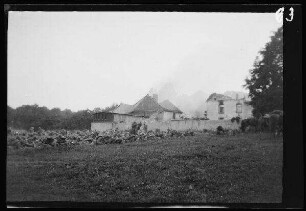 Gélacourt (?) (Dep. Meurthe-et-Moselle, Frankreich): Infanterie in Deckung vor einem brennenden Gehöft ("Saarschlacht. Infanterie in Deckung hinter brennendem Gehöft. August 1914") während der Saarschlacht